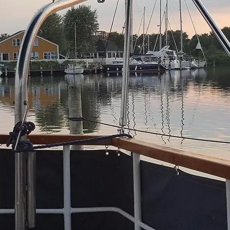 Houseboat, Maritime 'Glamping' + 2 Sup Boards 船屋